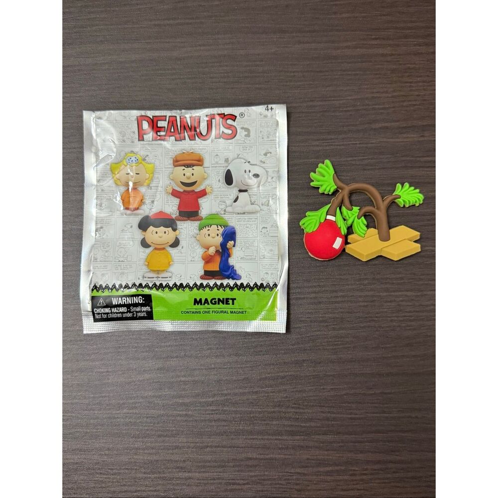 Peanuts Snoopy Winter Blind Bag Figural Magnet  CHASE - Charlie's Christmas Tree